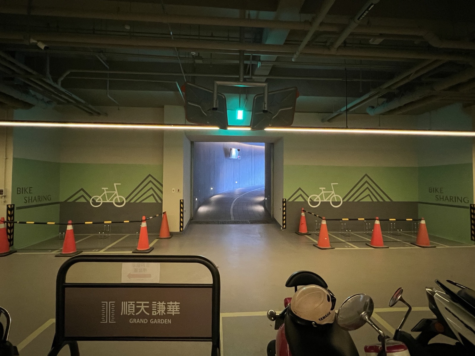 Image 5 — Parking wall 6' 7" × 31' 6"